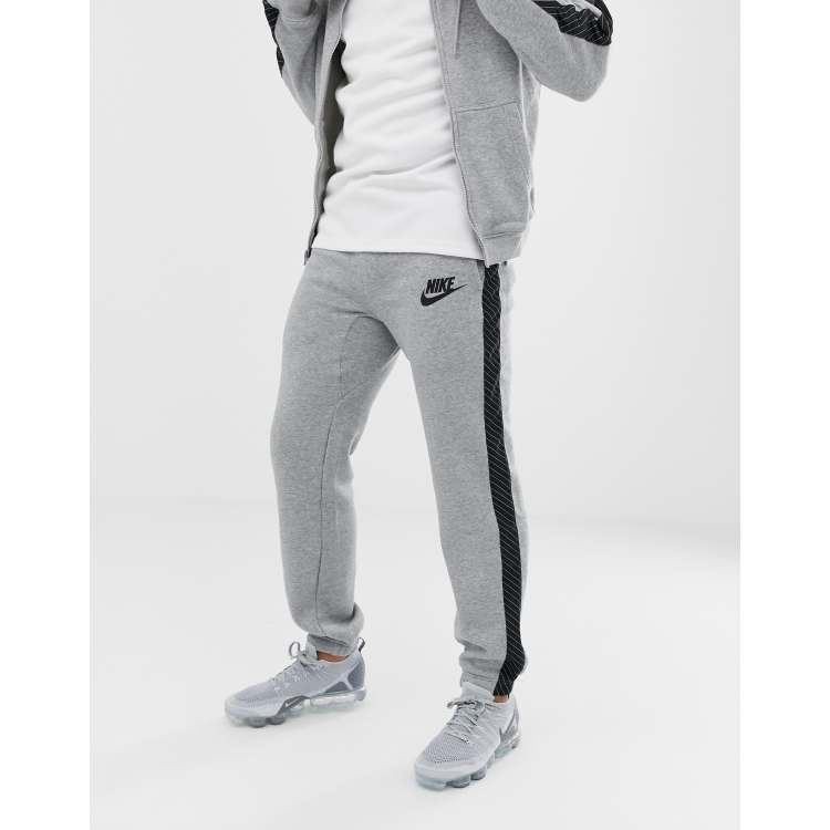 Nike joggers store with white stripe