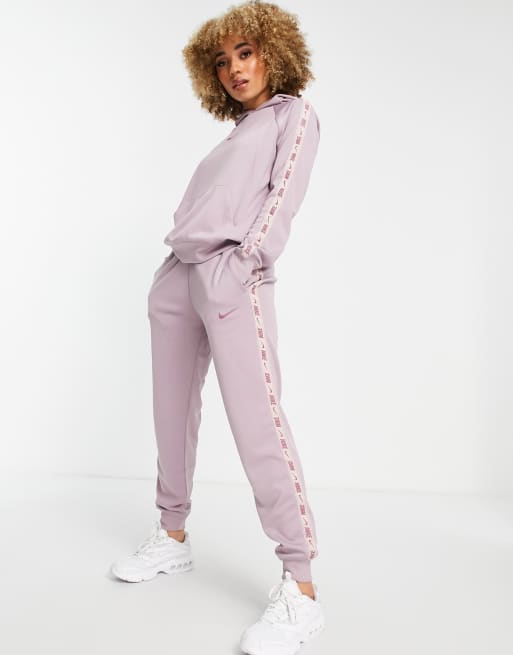 Nike - Joggingbroek in paars met logobies op de zijnaden