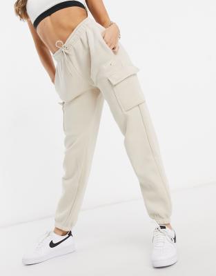 Nike - Joggingbroek met cargo-zak in havermoutkleur | ASOS