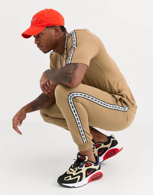 Nike - Joggingbroek met enkelboord en logobies in zandkleur