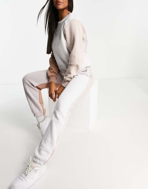 Nike - Joggingbroek met metallic swoosh en kleurvlakken in neutrale tinten