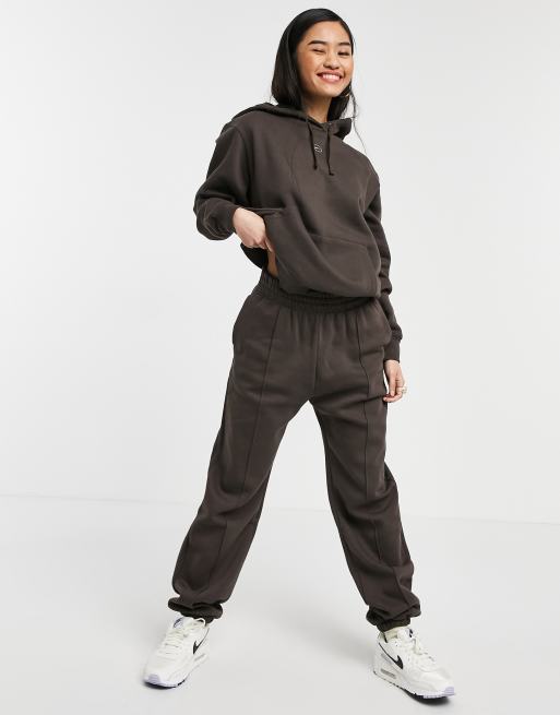 Nike - Joggingbroek met metallic swoosh in donkerbruin