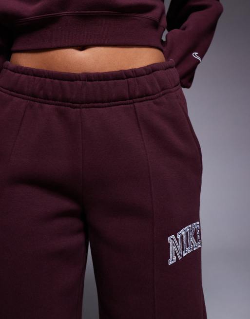 Nike - Joggingbroek met wijde pijpen en retro logo in bordeauxrood, 2 van 5