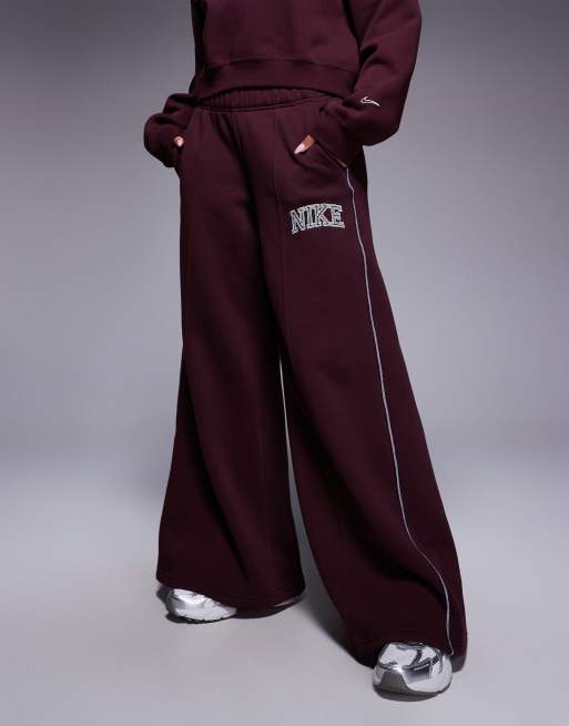 Nike - Joggingbroek met wijde pijpen en retro logo in bordeauxrood, 3 van 5