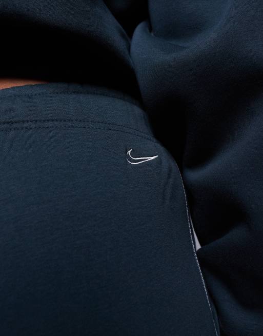 Nike - Joggingbroek met wijde pijpen en retro logo in donkergroen, 3 van 5