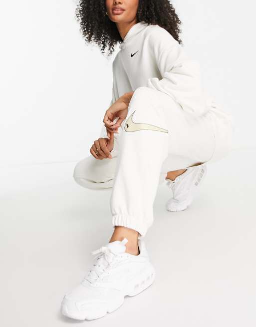 Nike – Jogginghose Fleece in Phantomweiß mit Swoosh-Logo