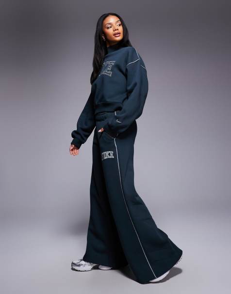 Nike – Jogginghose in Dunkelgrün mit weitem Bein und Retro-Logo - view 1