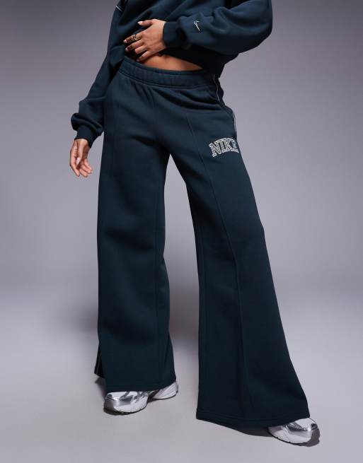Nike – Jogginghose in Dunkelgrün mit weitem Bein und Retro-Logo, 2 von 5