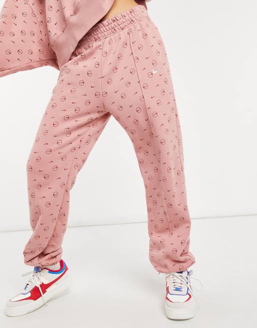 Nike Jogginghose mit All over Logoprint in rustikalem Rosa