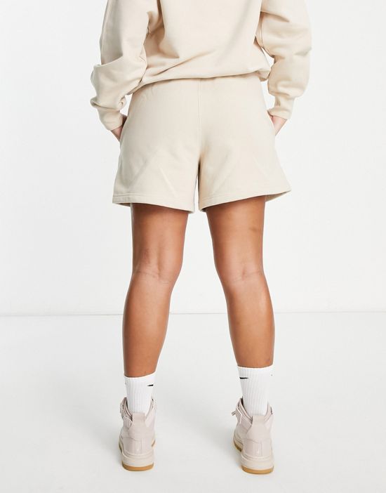 https://images.asos-media.com/products/nike-jordan-essentials-fleece-shorts-in-sand/202407755-2?$n_550w$&wid=550&fit=constrain