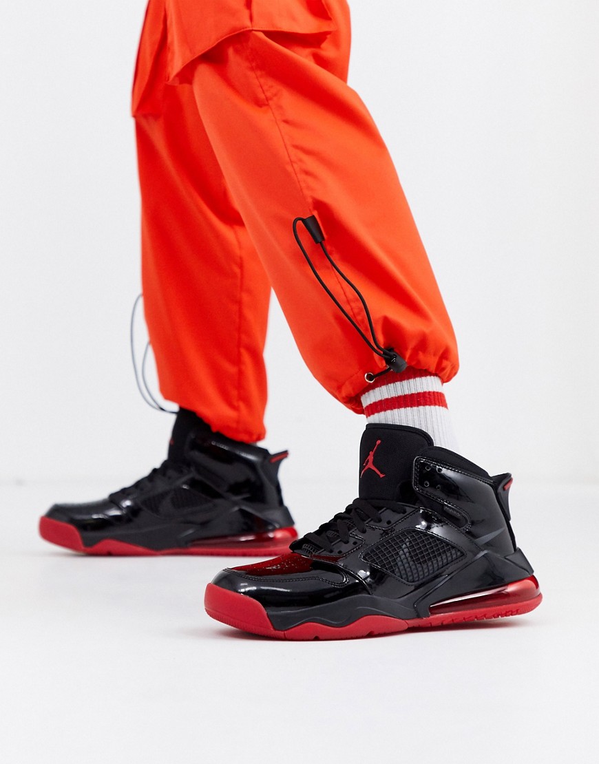 Nike - Jordan Mars 270 - Sneakers in zwart en rood