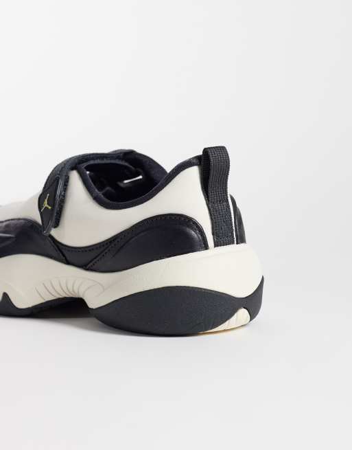 Nike Jordan Pointe sneakers in white and black, 3 of 5