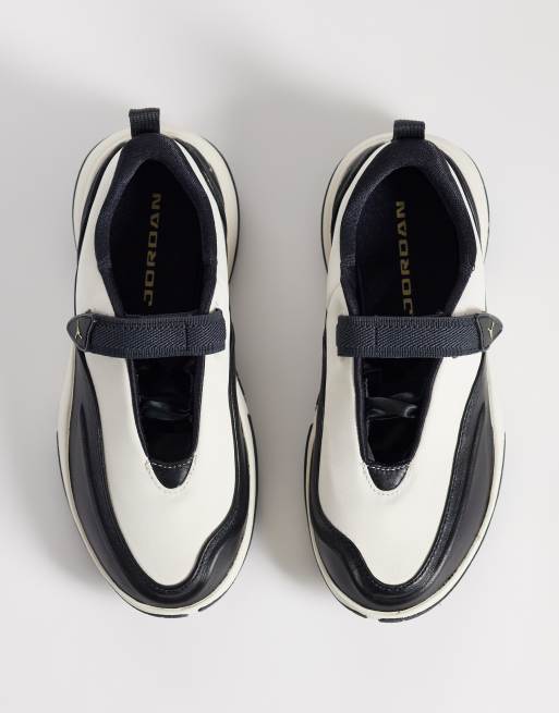 Nike Jordan Pointe sneakers in white and black, 4 of 5