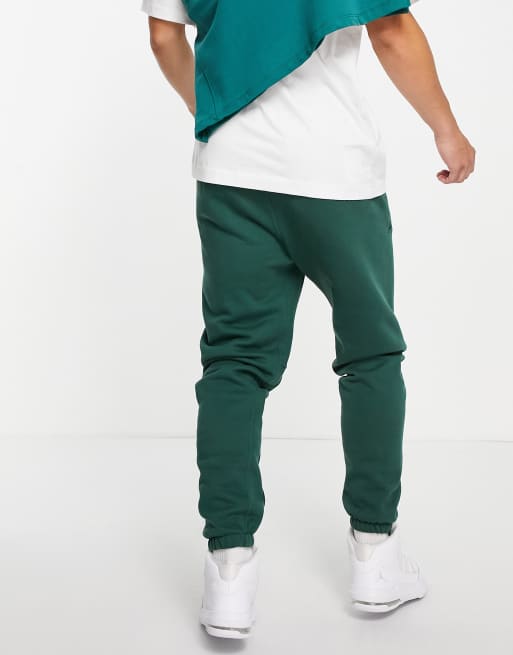 Green jordan online sweatpants