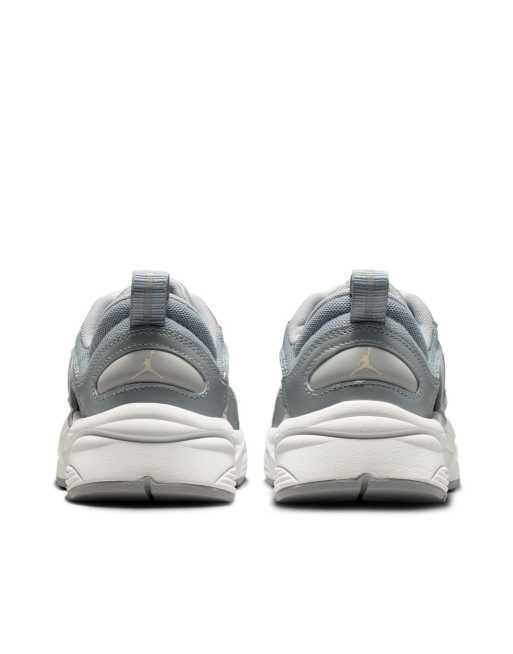 Nike Jordan Trunner sneakers in silver and white, 3 of 4