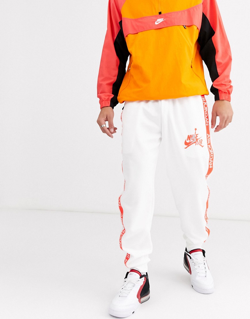Nike – Jordan – Vita mjukisbyxor med rand på sidan