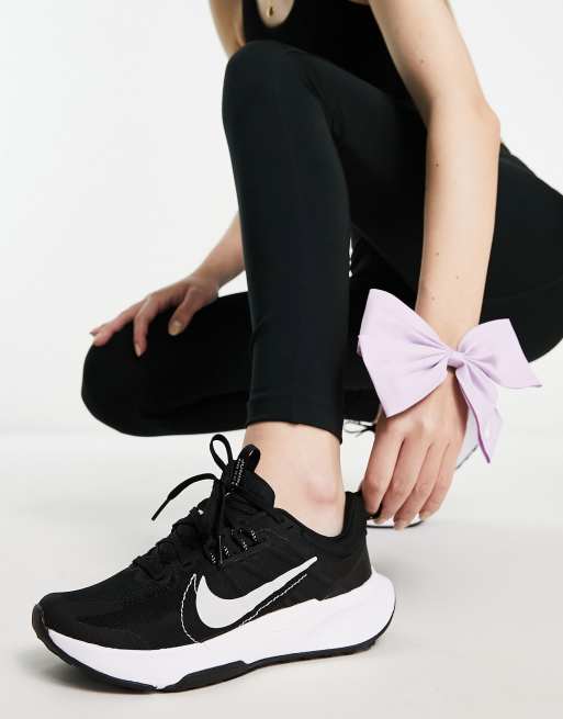 Women's nike black and hotsell gray sneakers