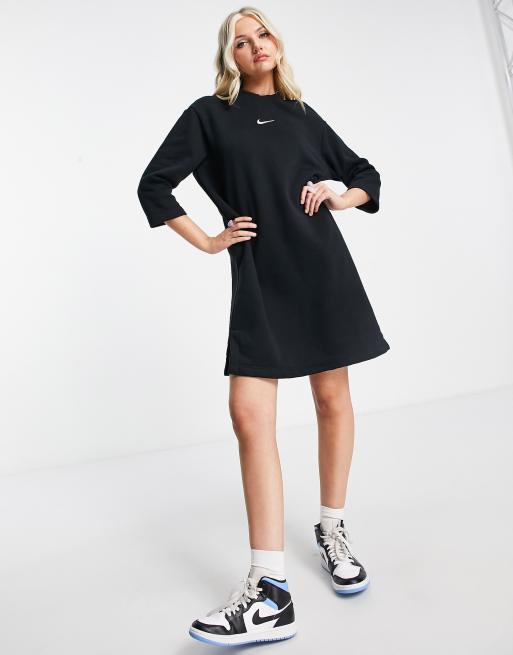 Nike Jurk met kleine swoosh en opstaande boord in zwart en sail