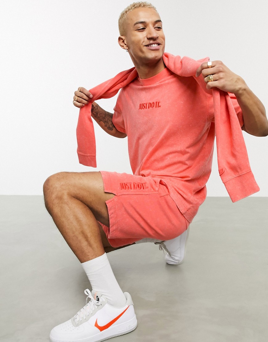 Nike – Just Do It – Röda shorts med tvättad finish