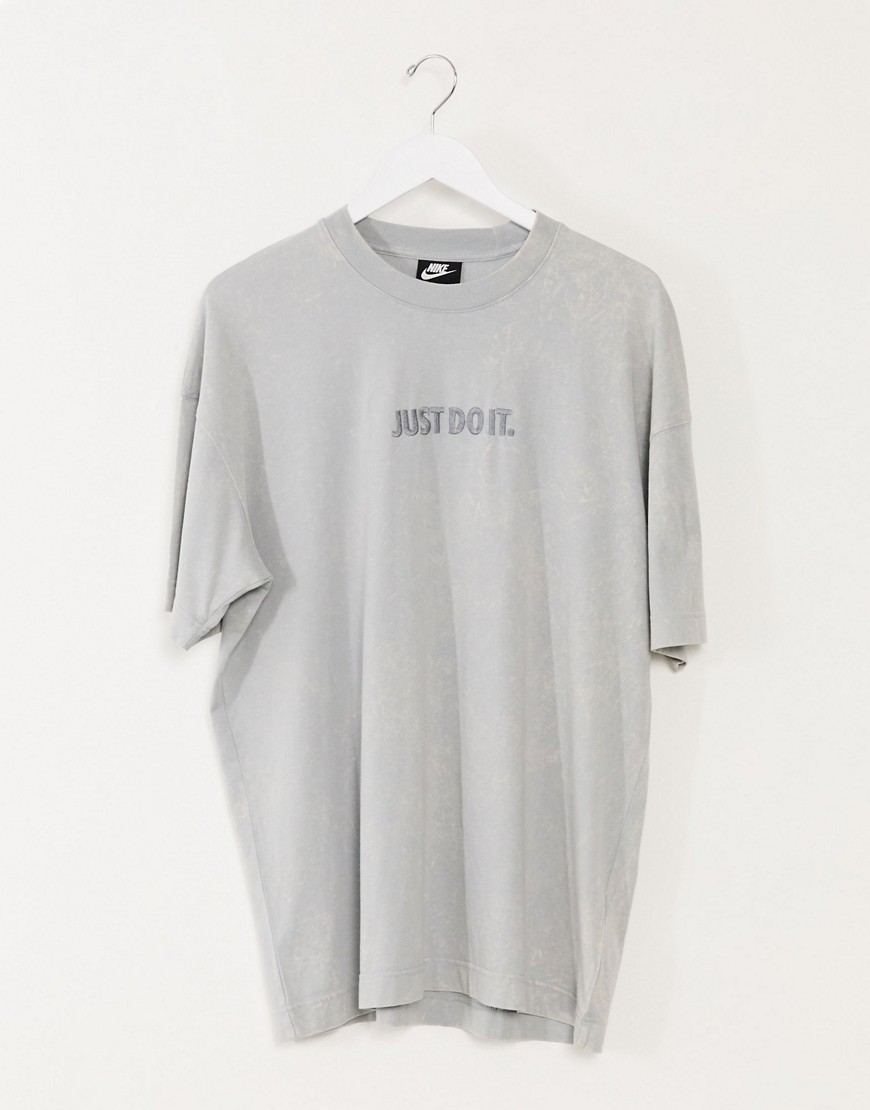 Nike - Just Do It - T-shirt met wassing in grijs