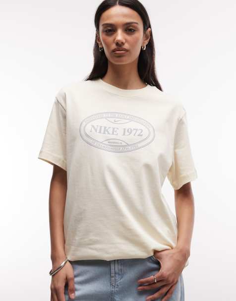 Nike – Kastiges T-Shirt in Wollweiß mit Tennis-Print - view 1