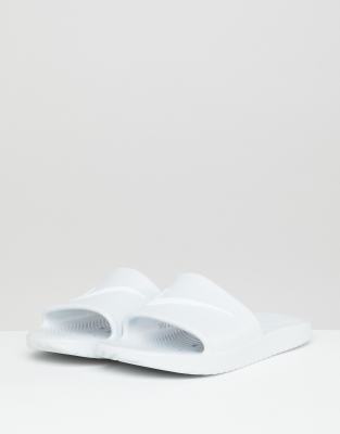 white nike kawa slides