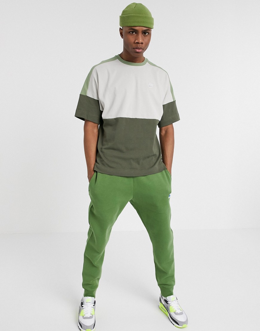 Nike – Khakifärgad t-shirt med färgblock och logga-Grön