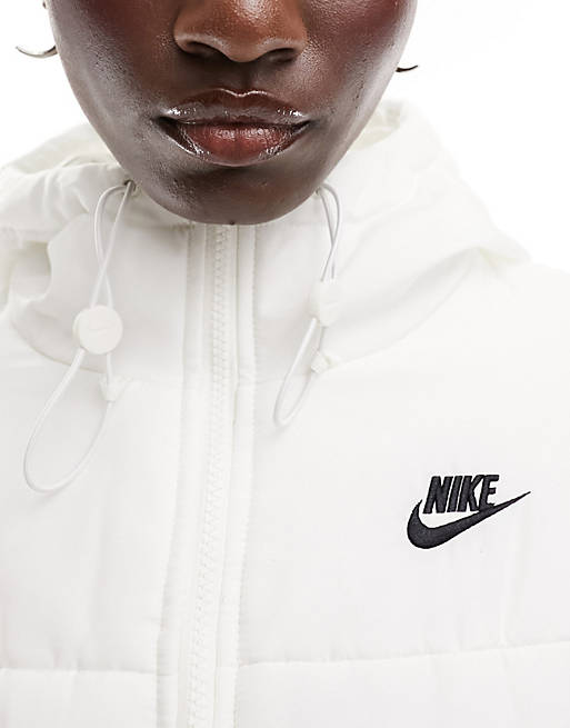 Nike – Klassische Steppweste in gebrochenem Weiß | ASOS