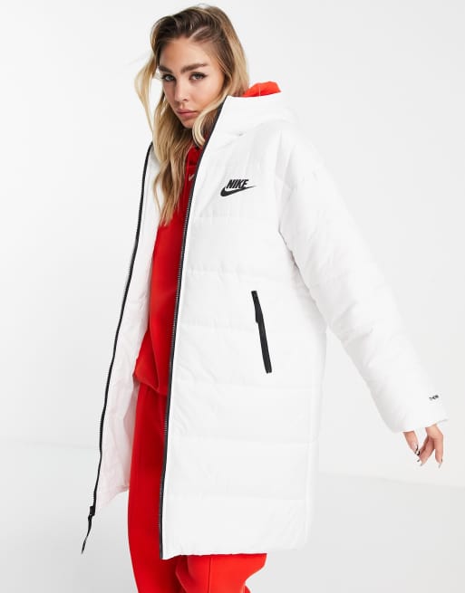 Nike – Klassische, wattierte Jacke in Weiß mit langem Schnitt und
