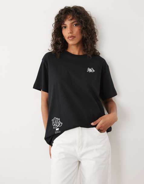 Nike klasyczny T-shirt o kroju boyfriend z nadrukiem graficznym na plecach w czerni - view 1