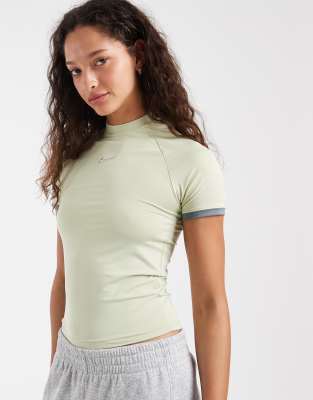 Knapp geschnittenes T-Shirt in Khaki-Grün Grün L