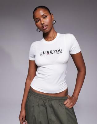 Nike - Knapp geschnittenes T-Shirt in Weiß mit Grafikprint