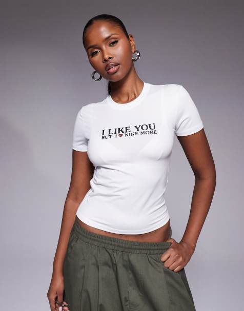 Nike – Knapp geschnittenes T-Shirt in Weiß mit Grafikprint - view 1