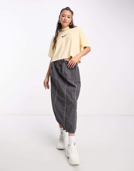 Nike – Krótki T-shirt z półgolfem i logo Swoosh z tkaniny frotté w jasnym waniliowym kolorze