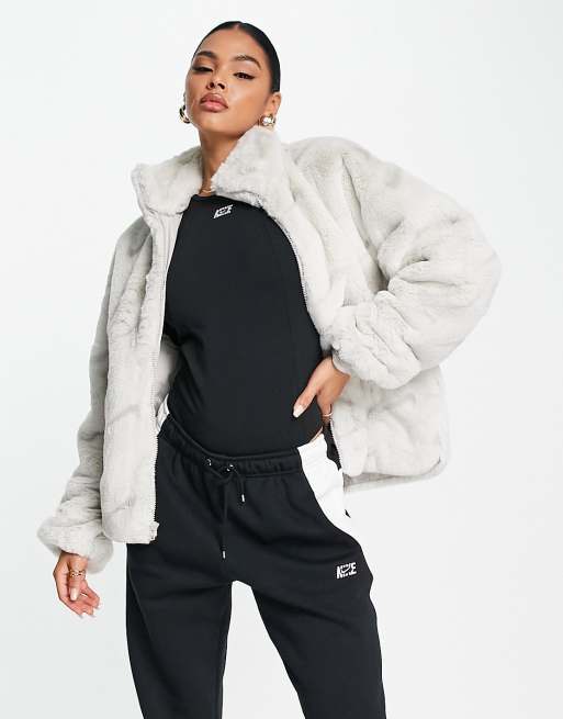 Nike – Kurtka z imitacji futra w kolorze kości słoniowej z szarym z logo Swoosh na całej powierzchni