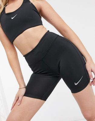 Nike – Kurze Leggings mit kleinem Logo in Schwarz