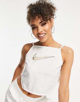 Nike - Kurzes Camisole-Oberteil in Wollweiß mit Swoosh-Logo und gerafftem Riemen am Rücken