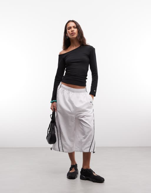 Nike långärmad figursydd topp med bara axlar i svart, 2 av 4