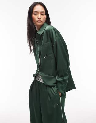 Nike - Langärmlige Hemdbluse aus Satin in Dunkelgrün