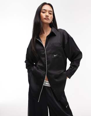 Nike - Langärmlige Hemdbluse aus Satin in Schwarz