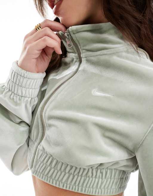 Nike – Langärmliges Cropped-Oberteil aus Samt in Grün ASOS