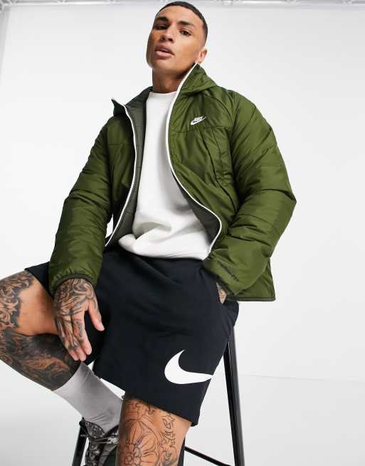 Nike Legacy – Kakifärgad vändbar jacka med Therma-FIT-foder och huva
