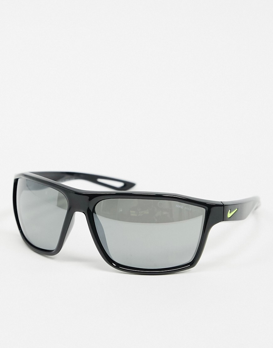 Nike – Legend – Svarta solglasögon med grå glas