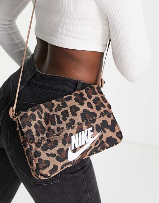 Nike – Leopardmönstrad flight-väska med axelrem