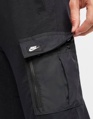 nike lightweight utility cargo joggers in black