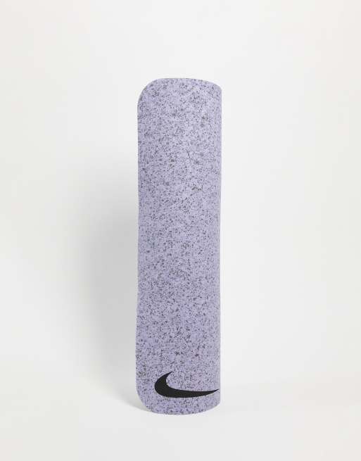 Nike – Liliowa mata do jogi z logo Swoosh, o grubości 4 mm