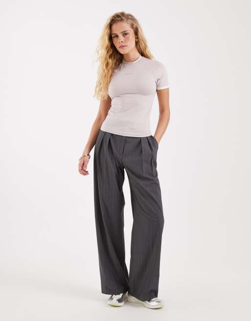 Nike – Liliowy krótki i obcisły T-shirt , 2 z 4