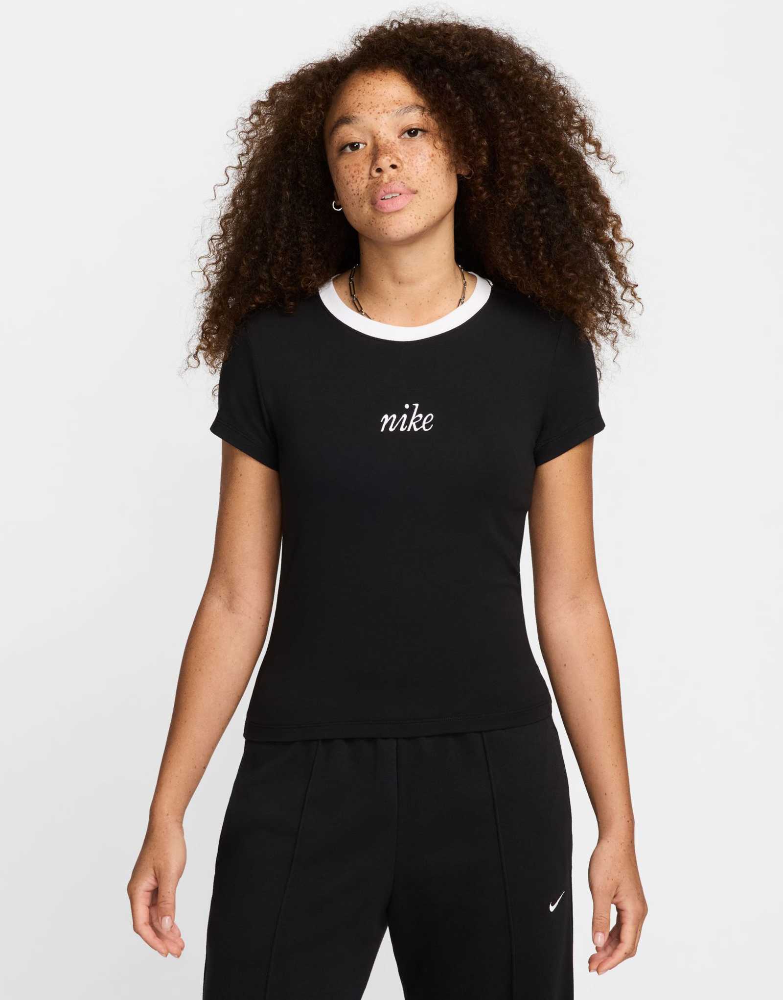 Укороченная футболка с логотипом Nike черного цвета