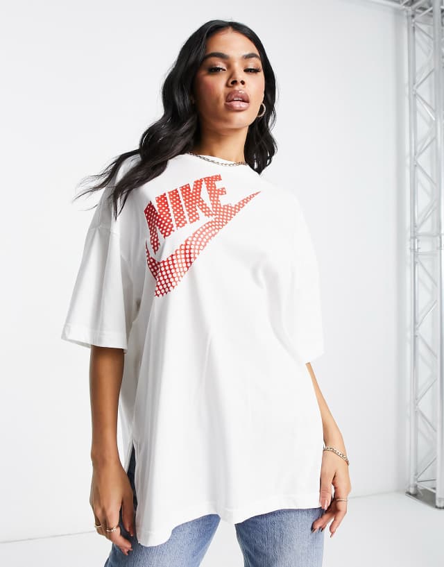 Nike logo graphic print t-shirt in white