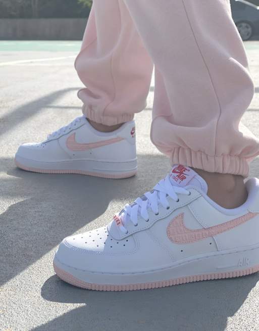 Nike air force wit cheap met roze